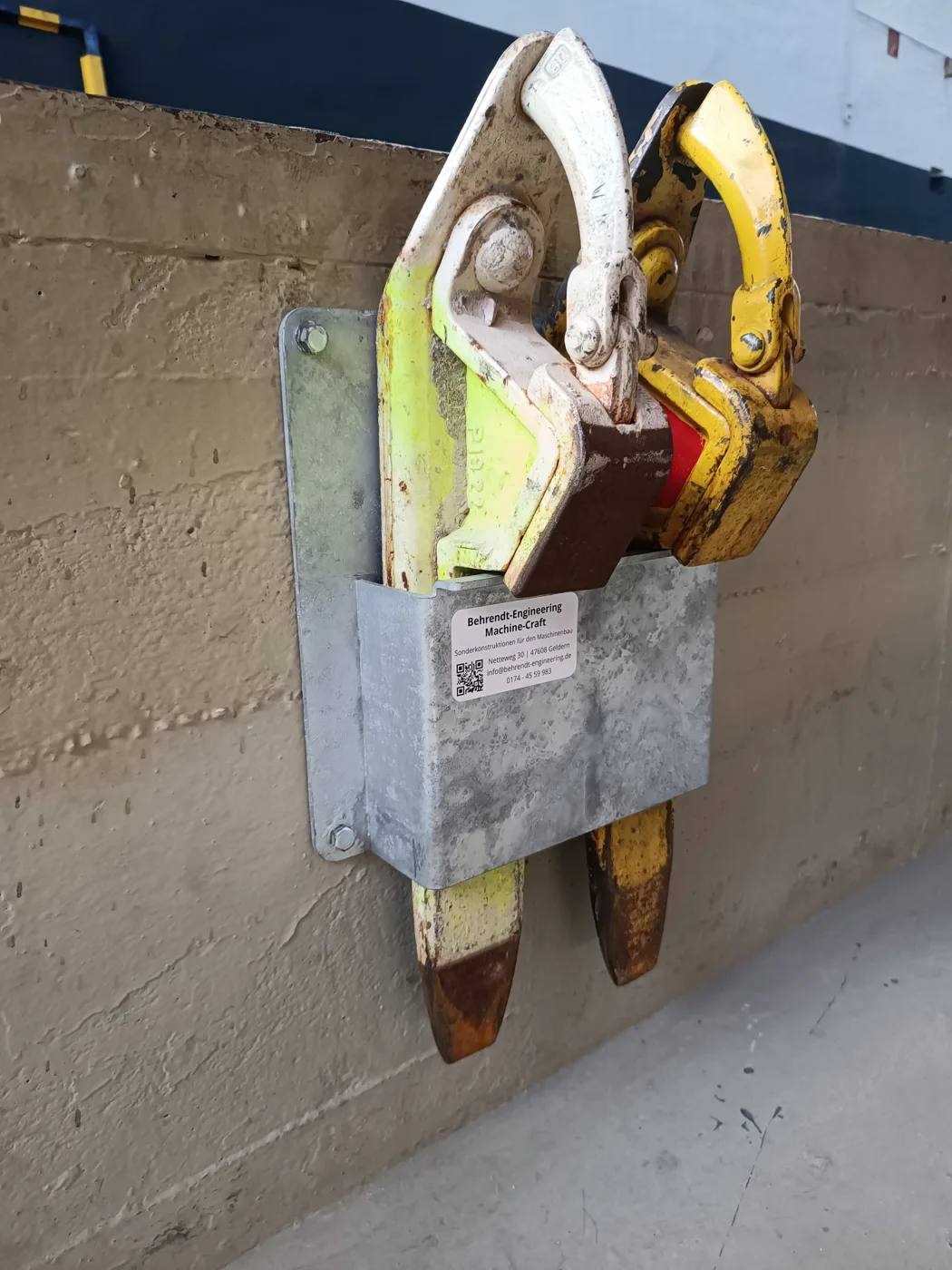 Wandmontierter Hemmschuhhalter von Behrendt Engineering mit zwei eingehängten Hemmschuhen in einer Bahnwerkstatt